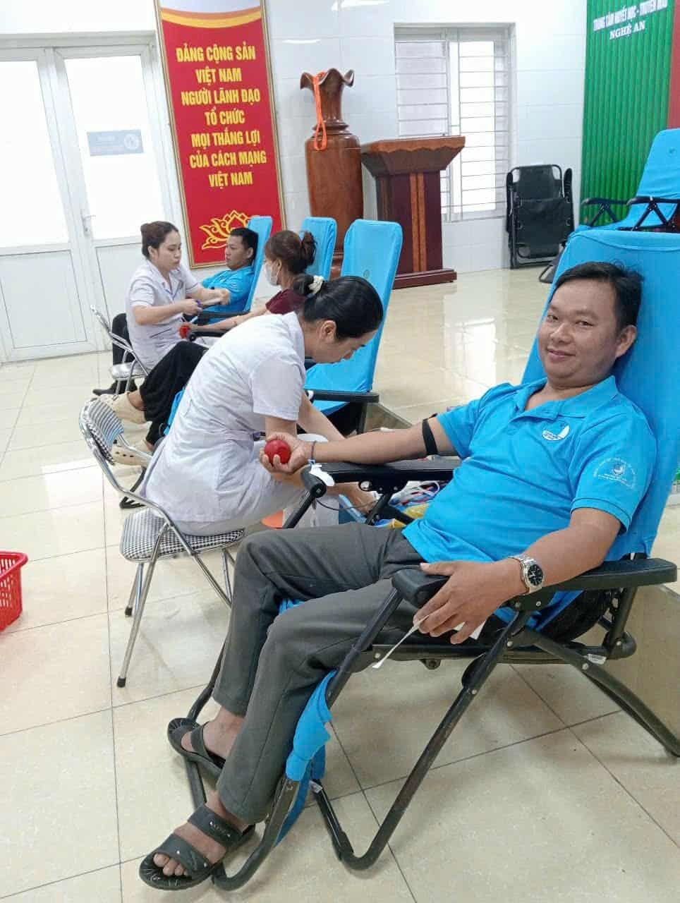 Anh Nguyễn Xuân Tiến cùng những giọt máu nghĩa tình cứu sống bệnh nhân.