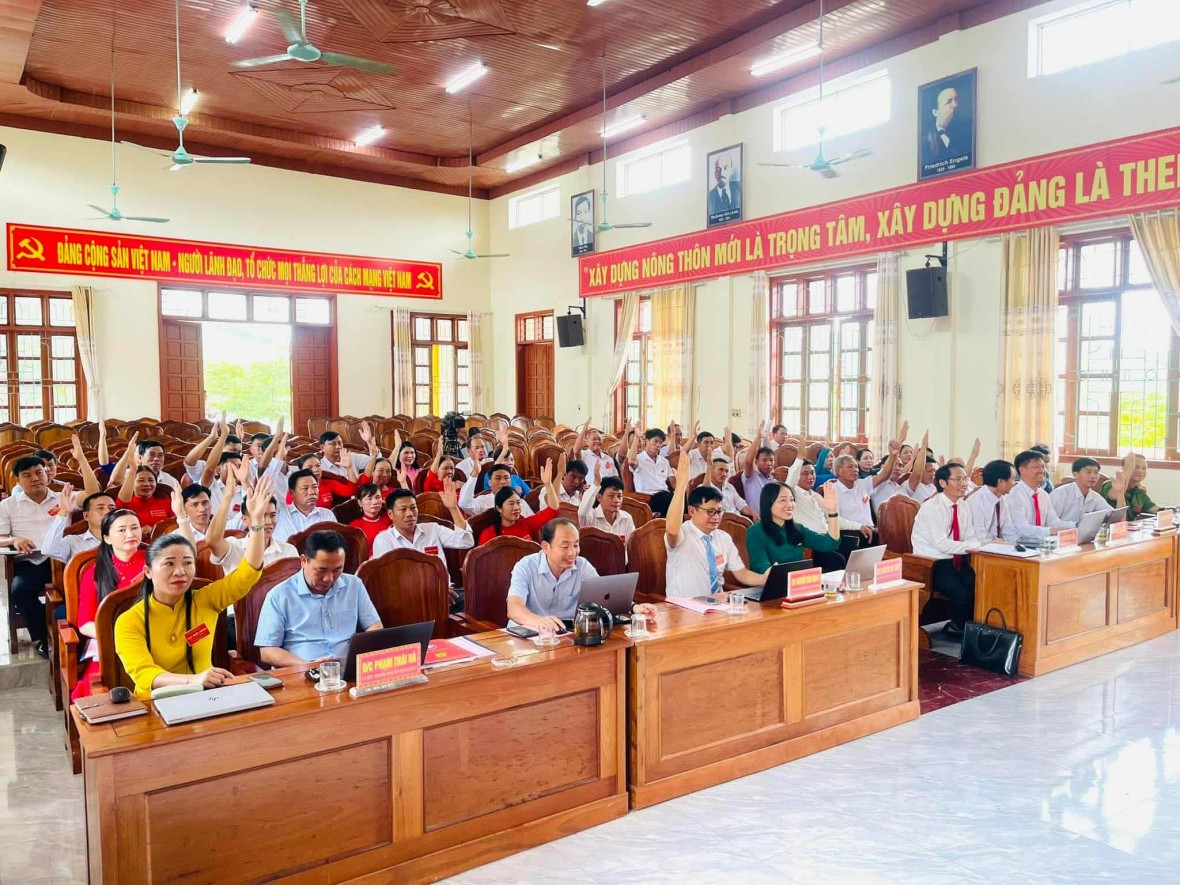 Kỳ họp thứ nhất HĐND xã Cẩm Xuyên, tỉnh Hà Tĩnh.