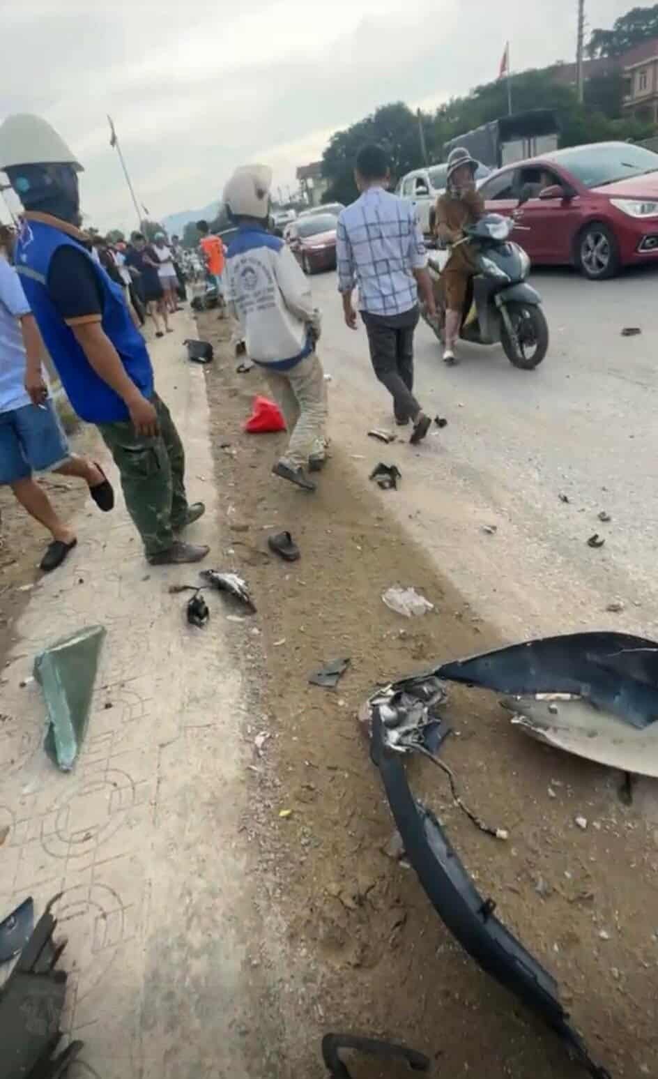 Nhiều xe máy bị biến dạng sau vụ tai nạn.