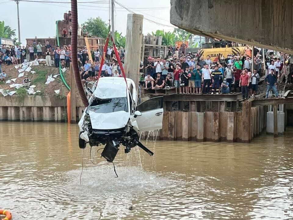 Chiếc ô tô được trục vớt. Chiếc ô tô được trục vớt.