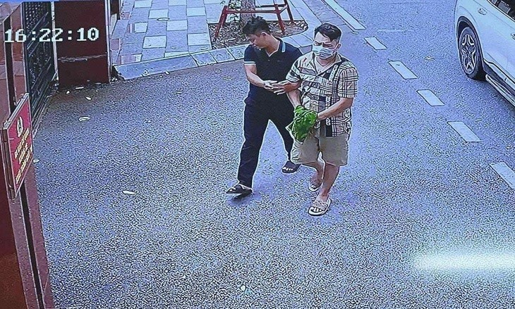 Khởi tố, bắt tạm giam Tiến Lực lượng Công an đưa Tiến "bịp" về trụ sở điều tra, xử lý.