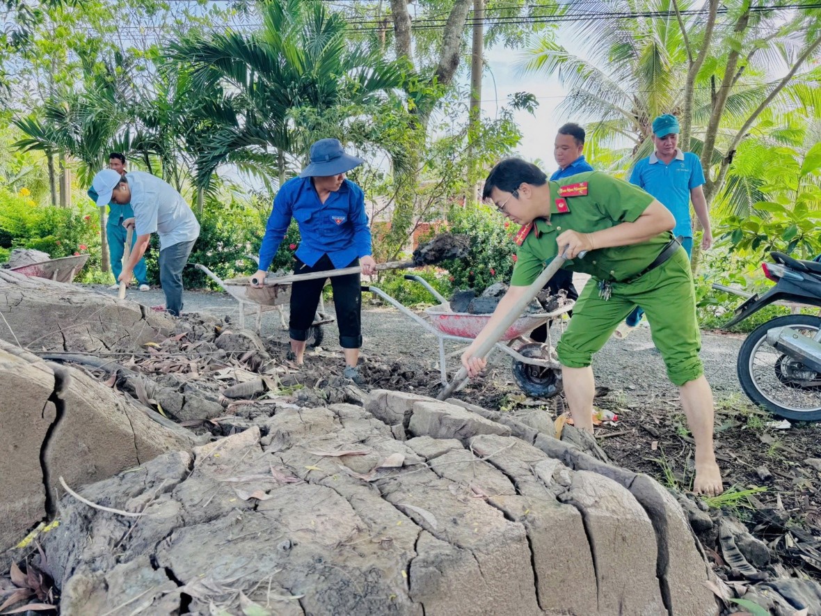 10 Tổ Thanh niên Công an hỗ trợ hội viên Hội Cựu CAND xóa nhà tạm, nhà dột nát 10 Tổ Thanh niên Công an hỗ trợ hội viên Hội Cựu CAND xóa nhà tạm, nhà dột nát