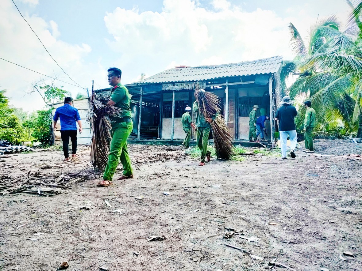 10 Tổ Thanh niên Công an hỗ trợ hội viên Hội Cựu CAND xóa nhà tạm, nhà dột nát 10 Tổ Thanh niên Công an hỗ trợ hội viên Hội Cựu CAND xóa nhà tạm, nhà dột nát