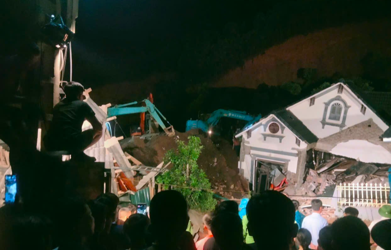 Các phương tiện máy móc được huy động đến hiện trường vụ sạt lở đất tìm kiếm nạn nhân. Các phương tiện máy móc được huy động đến hiện trường vụ sạt lở đất tìm kiếm nạn nhân.