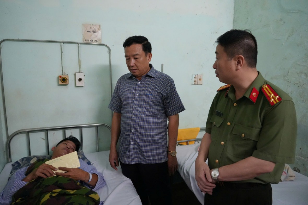 Đoàn công tác Công an tỉnh Lâm Đồng thăm hỏi chiến sĩ bị thương.