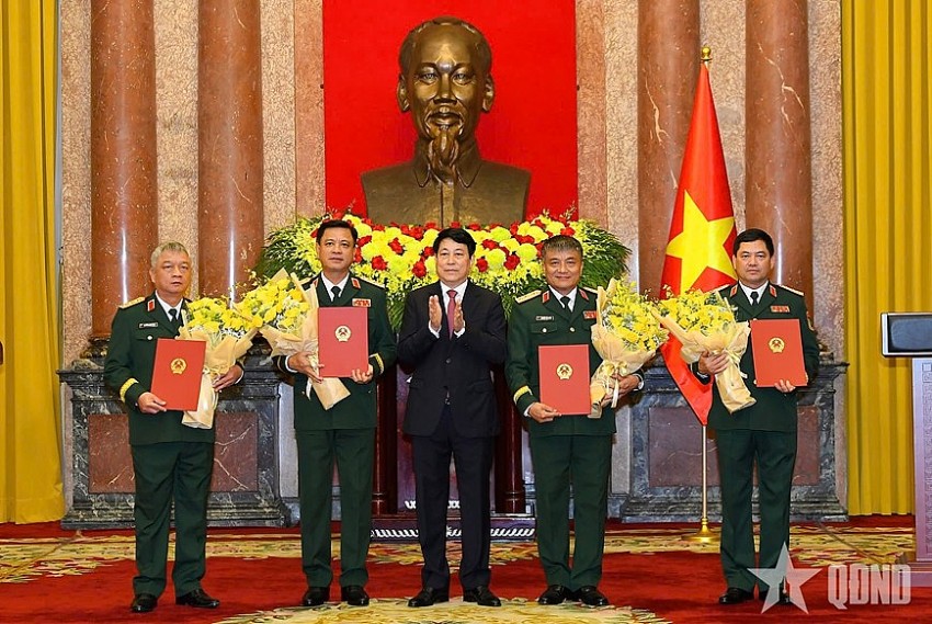 Chủ tịch nước trao Quyết định thăng quân hàm Thượng tướng đối với đồng chí Nguyễn Hồng Thái; Nguyễn Văn Hiền; Nguyễn Trường Thắng; Nguyễn Quang Ngọc. Chủ tịch nước trao Quyết định thăng quân hàm Thượng tướng đối với đồng chí Nguyễn Hồng Thái; Nguyễn Văn Hiền; Nguyễn Trường Thắng; Nguyễn Quang Ngọc.