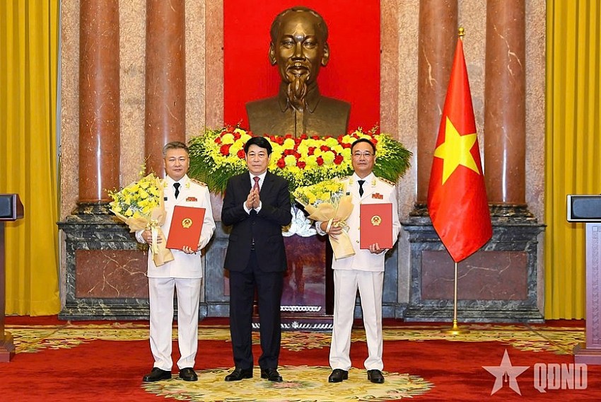 Chủ tịch nước trao Quyết định thăng cấp bậc hàm Thượng tướng đối với các đồng chí Thứ trưởng Bộ Công an. Chủ tịch nước trao Quyết định thăng cấp bậc hàm Thượng tướng đối với các đồng chí Thứ trưởng Bộ Công an.