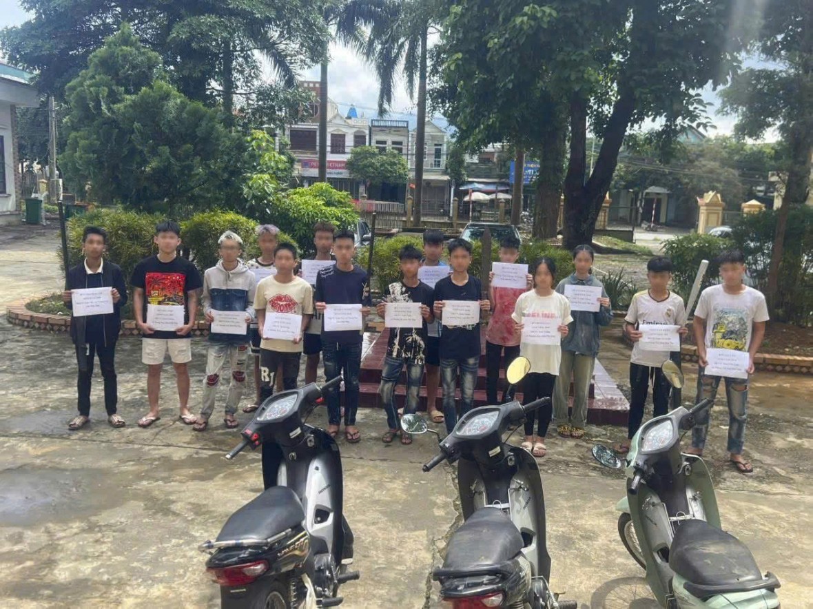 Công an xã Mường Bi ngăn chặn kịp thời nhóm thanh thiếu niên mang kiếm, gậy kim loại tụ tập tại đèo Đá Trắng. Ảnh Công an Phú Thọ