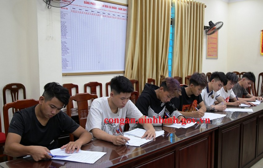 Triệu tập nhóm thanh niên mang hung khí hỗn chiến và cướp tài sản