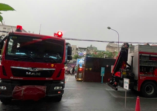 Giải cứu thành công người phụ nữ cố thủ trên nóc nhà bệnh viện Bạch Mai