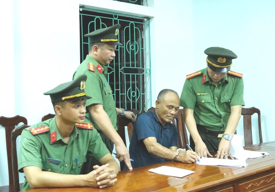 Cơ quan An ninh điều tra thu giữ được nhiều tài liệu có liên quan đến hành vi phạm tội - Ảnh Công an Hà Tĩnh.