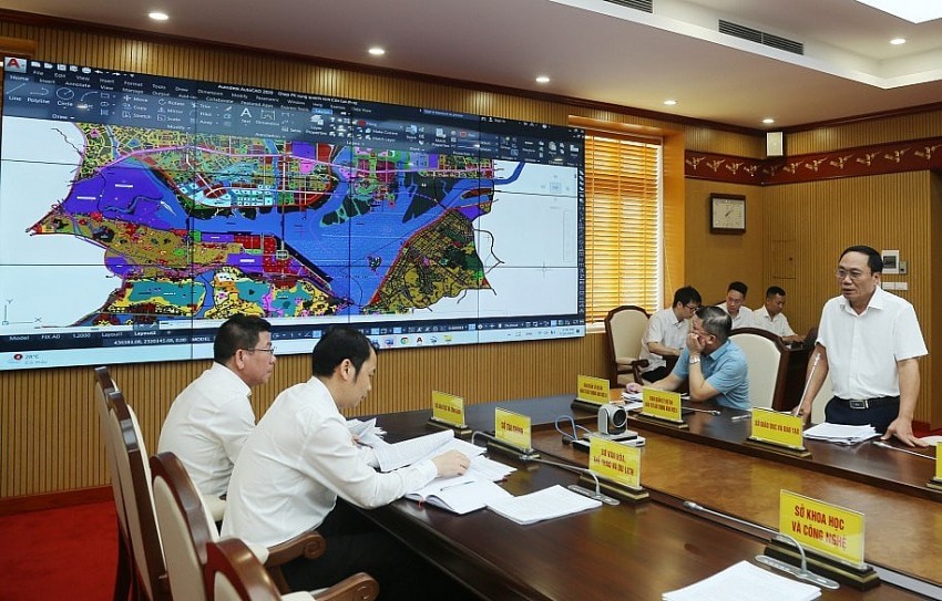 Ban Quản lý dự án đầu tư xây dựng khu vực I báo cáo đề xuất đầu tư, nghiên cứu thực hiện các dự án khu vực vịnh Cửa Lục tại cuộc họp giao ban Thường trực Tỉnh ủy Quảng Ninh ngày 15/7. Ảnh: QMG