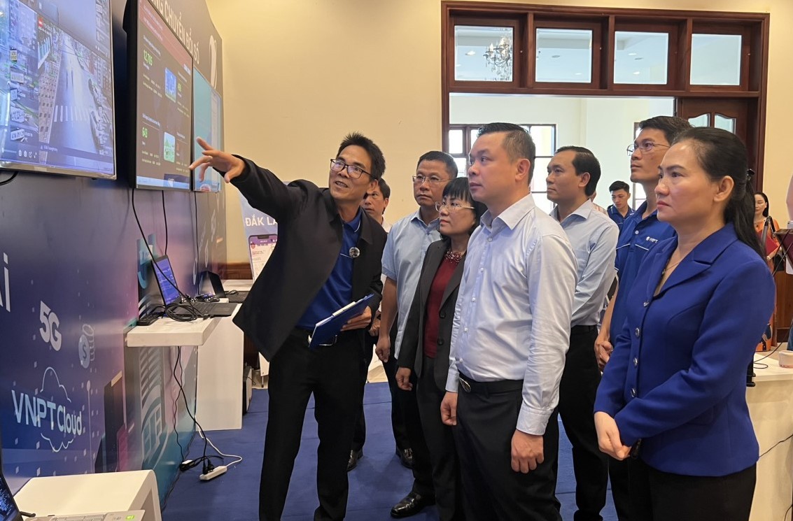 Đại biểu tham quan và trải nghiệm các nền tảng số, ứng dụng AI.