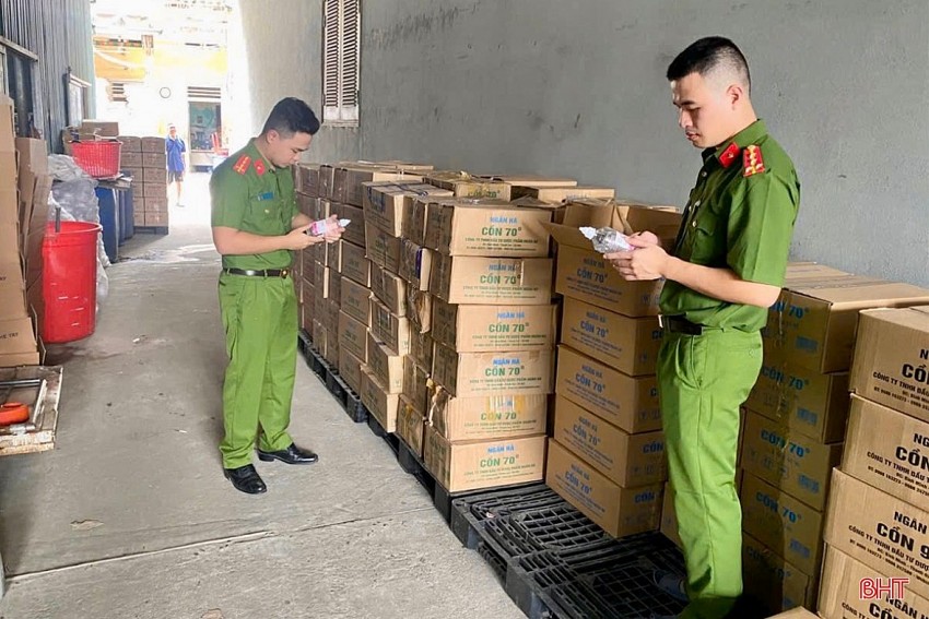 Lực lượng Phòng Cảnh sát Điều tra tội phạm về tham nhũng, kinh tế, buôn lậu và môi trường (Công an tỉnh Hà Tĩnh) kiểm tra các sản phẩm cồn y tế Ethanol tại Công ty TNHH Đầu tư Dược phẩm Ngân Hà. Lực lượng Phòng Cảnh sát Điều tra tội phạm về tham nhũng, kinh tế, buôn lậu và môi trường (Công an tỉnh Hà Tĩnh) kiểm tra các sản phẩm cồn y tế Ethanol tại Công ty TNHH Đầu tư Dược phẩm Ngân Hà.