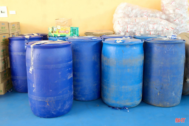 Tang vật sản xuất cồn giả bị thu giữ. Tang vật sản xuất cồn giả bị thu giữ.