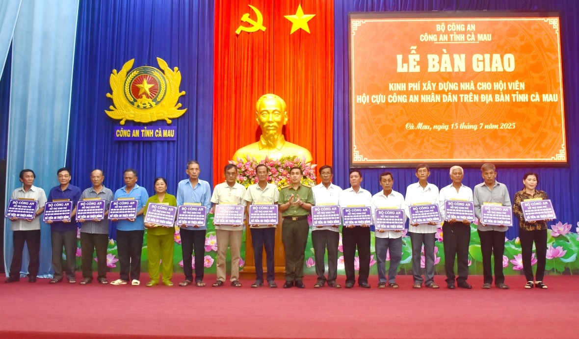 Công an tỉnh Cà Mau hỗ trợ xây nhà cho hội viên Hội Cựu Công an nhân dân