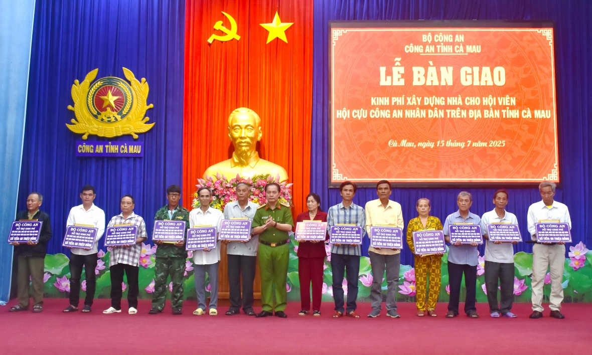 Công an tỉnh Cà Mau hỗ trợ xây nhà cho hội viên Hội Cựu Công an nhân dân