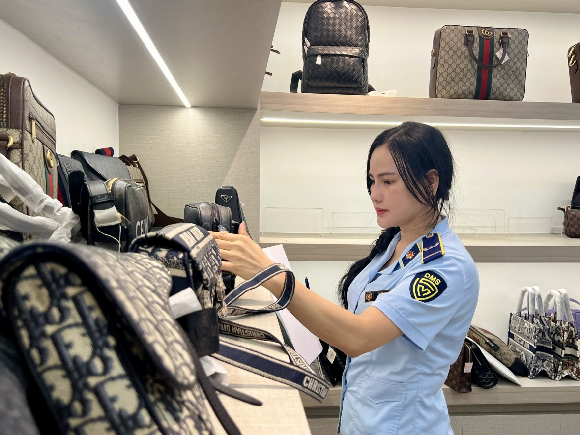 Cửa hàng bán hàng hiệu giả mạo Gucci, Chanel, Dior bị phạt hơn 100 triệu đồng Cửa hàng bán hàng hiệu giả mạo Gucci, Chanel, Dior bị phạt hơn 100 triệu đồng