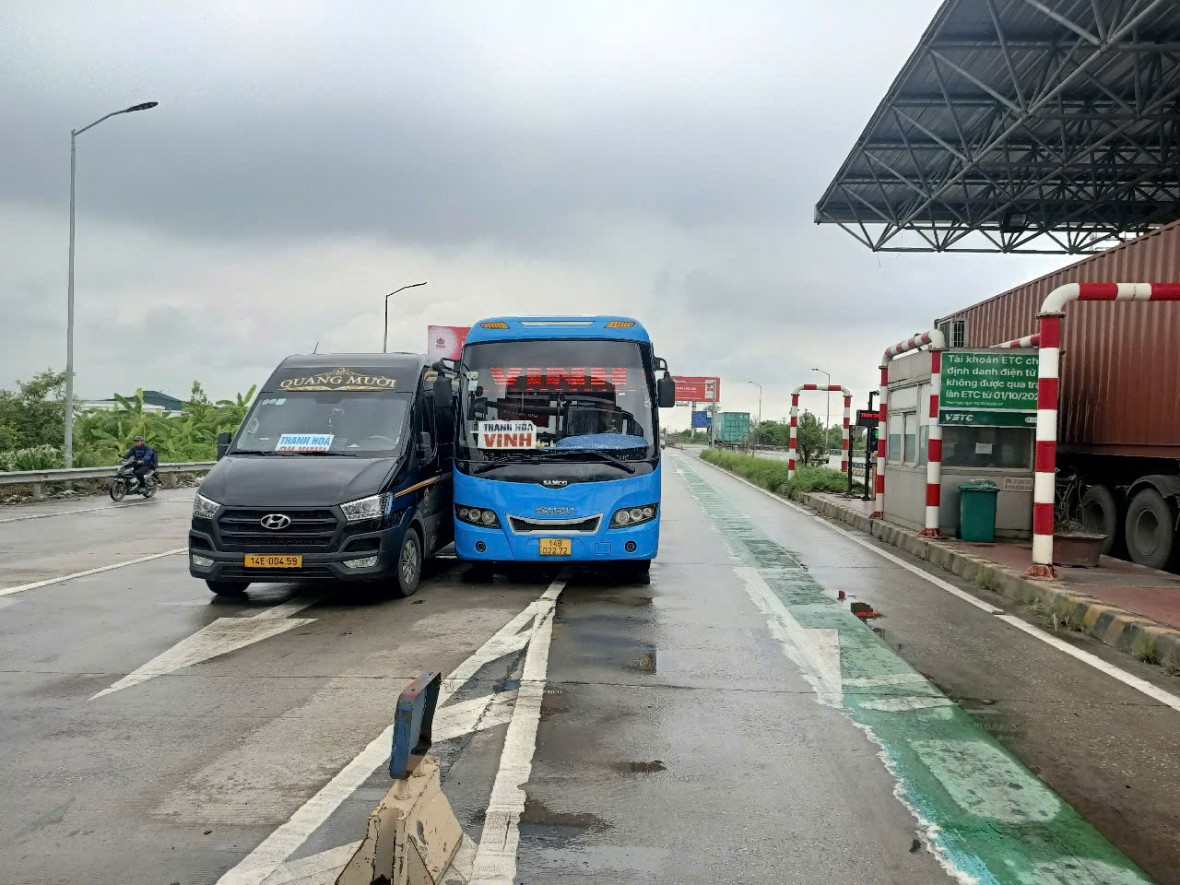 Hải Phòng: Xe khách chèn ép nhau trước trạm thu phí Tiên Cựu khiến nhiều hành khách hoảng sợ