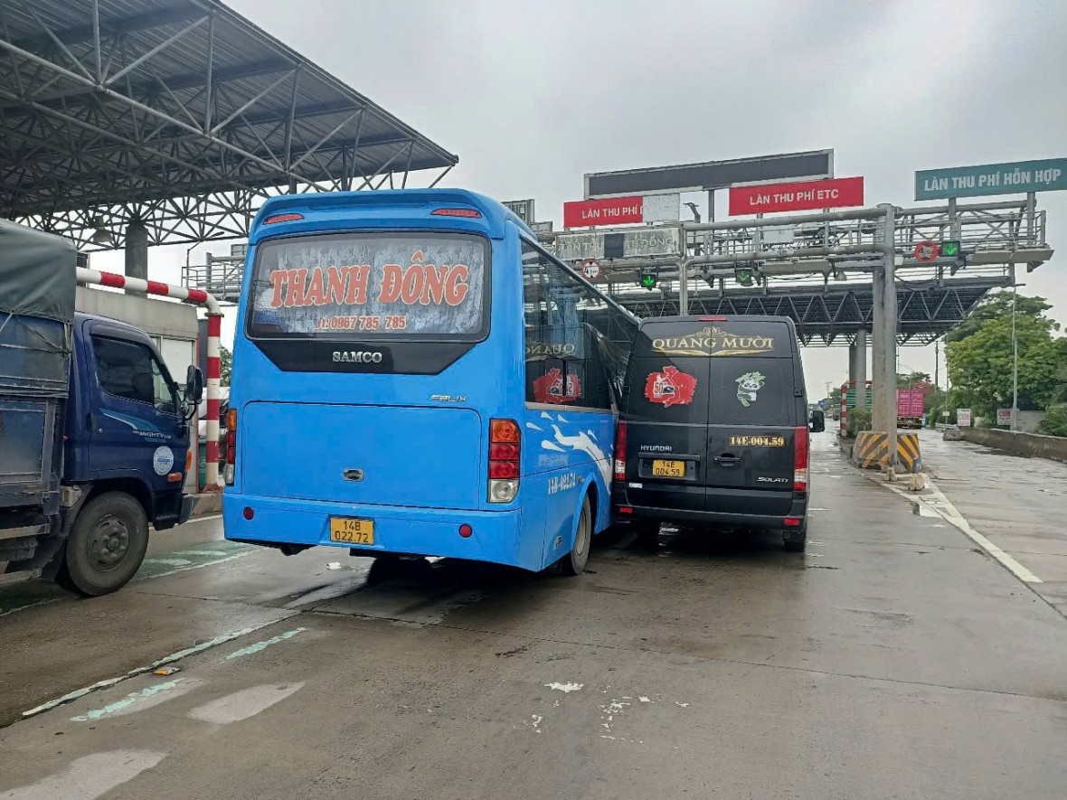 Hải Phòng: Xe khách chèn ép nhau trước trạm thu phí Tiên Cựu khiến nhiều hành khách hoảng sợ