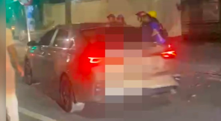 Ô tô tăng ga bỏ chạy sau khi người đàn ông gõ cửa xe, mời tài xế xuống làm việc. Ảnh chụp màn hình Ô tô tăng ga bỏ chạy sau khi người đàn ông gõ cửa xe, mời tài xế xuống làm việc. Ảnh chụp màn hình