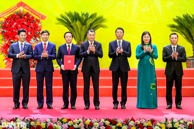 Trưởng Ban Tổ chức trung ương Lê Minh Hưng trao quyết định cho Chủ tịch và các Phó Chủ tịch UBND tỉnh Ninh Bình tại buổi lễ công bố hợp nhất 3 tỉnh Hà Nam, Nam Định, Ninh Bình Trưởng Ban Tổ chức trung ương Lê Minh Hưng trao quyết định cho Chủ tịch và các Phó Chủ tịch UBND tỉnh Ninh Bình tại buổi lễ công bố hợp nhất 3 tỉnh Hà Nam, Nam Định, Ninh Bình