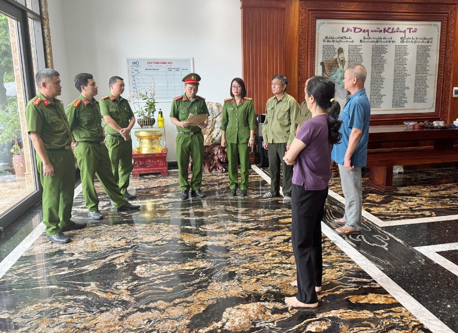 Cơ quan CSĐT Công an tỉnh Thanh Hóa (Phòng Cảnh sát hình sự) thi hành Lệnh khám xét khẩn cấp nơi ở của Bùi Quốc Ý. Ảnh: CA Thanh Hóa