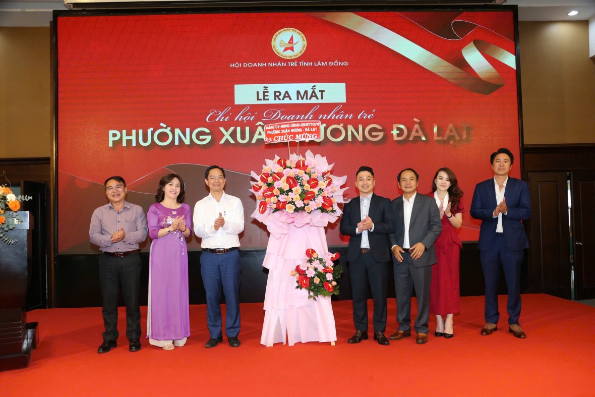 Chủ tịch UBND phường Xuân Hương- Đà Lạt Nguyễn Mậu Hà trao tặng hoa chúc mừng Ban chấp hành Chi hội Doanh nhân trẻ Xuân Hương - Đà Lạt.