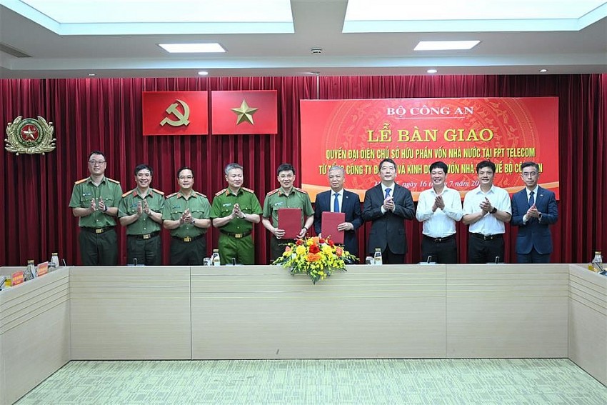 Đại diện Bộ Công an và SCIC ký kết biên bản bàn giao.