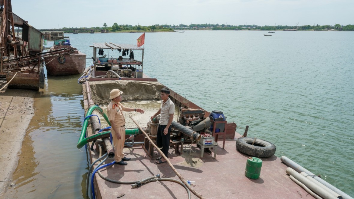 Chú trọng công tác tuyên truyền, vận động người dân chấp hành nghiêm pháp luật. Chú trọng công tác tuyên truyền, vận động người dân chấp hành nghiêm pháp luật.
