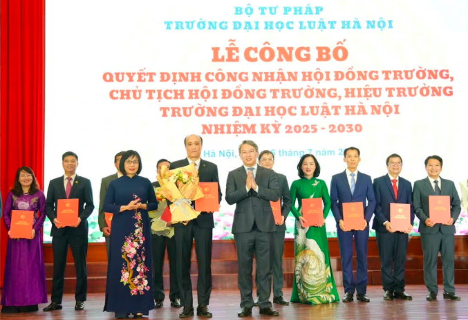 Bộ trưởng Nguyễn Hải Ninh và Thứ trưởng Tư pháp Đặng Hoàng Oanh tặng hoa và trao quyết định cho PGS.TS Tô Văn Hòa, tân Hiệu trưởng Trường Đại học Luật Hà Nội và các thành viên hội đồng trường (Ảnh: Phương Mai). Bộ trưởng Nguyễn Hải Ninh và Thứ trưởng Tư pháp Đặng Hoàng Oanh tặng hoa và trao quyết định cho PGS.TS Tô Văn Hòa, tân Hiệu trưởng Trường Đại học Luật Hà Nội và các thành viên hội đồng trường (Ảnh: Phương Mai).