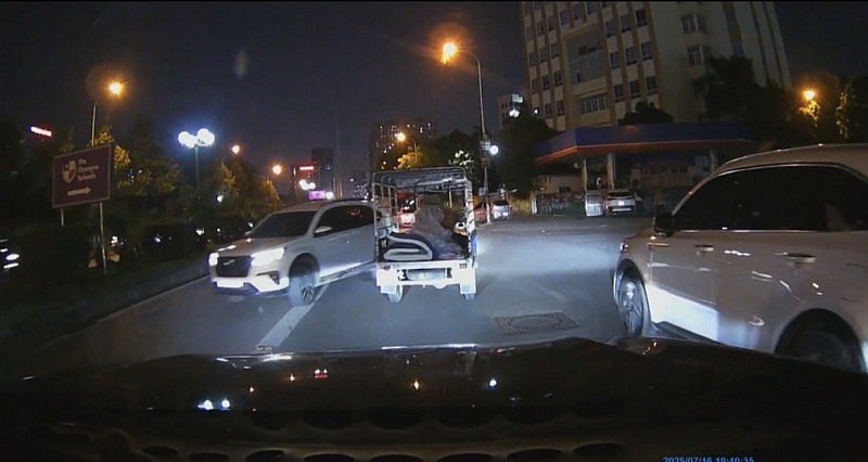 Trước đó tài xế điều khiển xe đi ngược chiều