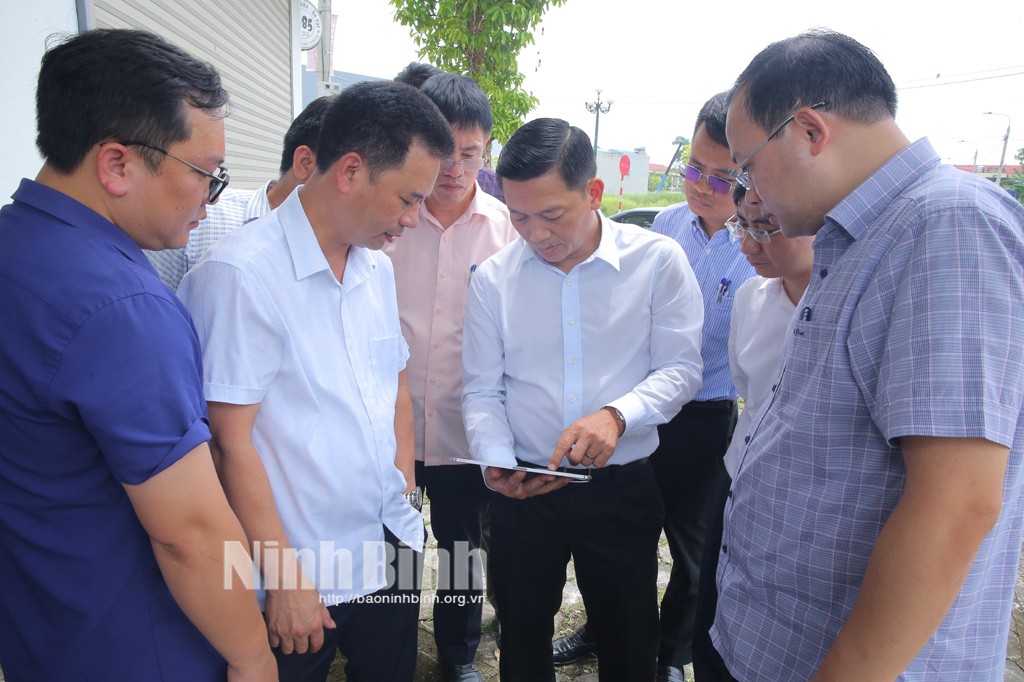 Phó Chủ tịch UBND tỉnh Nguyễn Cao Sơn khảo sát thực địa. Ảnh: baoninhbinh.org.vn/ Phó Chủ tịch UBND tỉnh Nguyễn Cao Sơn khảo sát thực địa. Ảnh: baoninhbinh.org.vn/