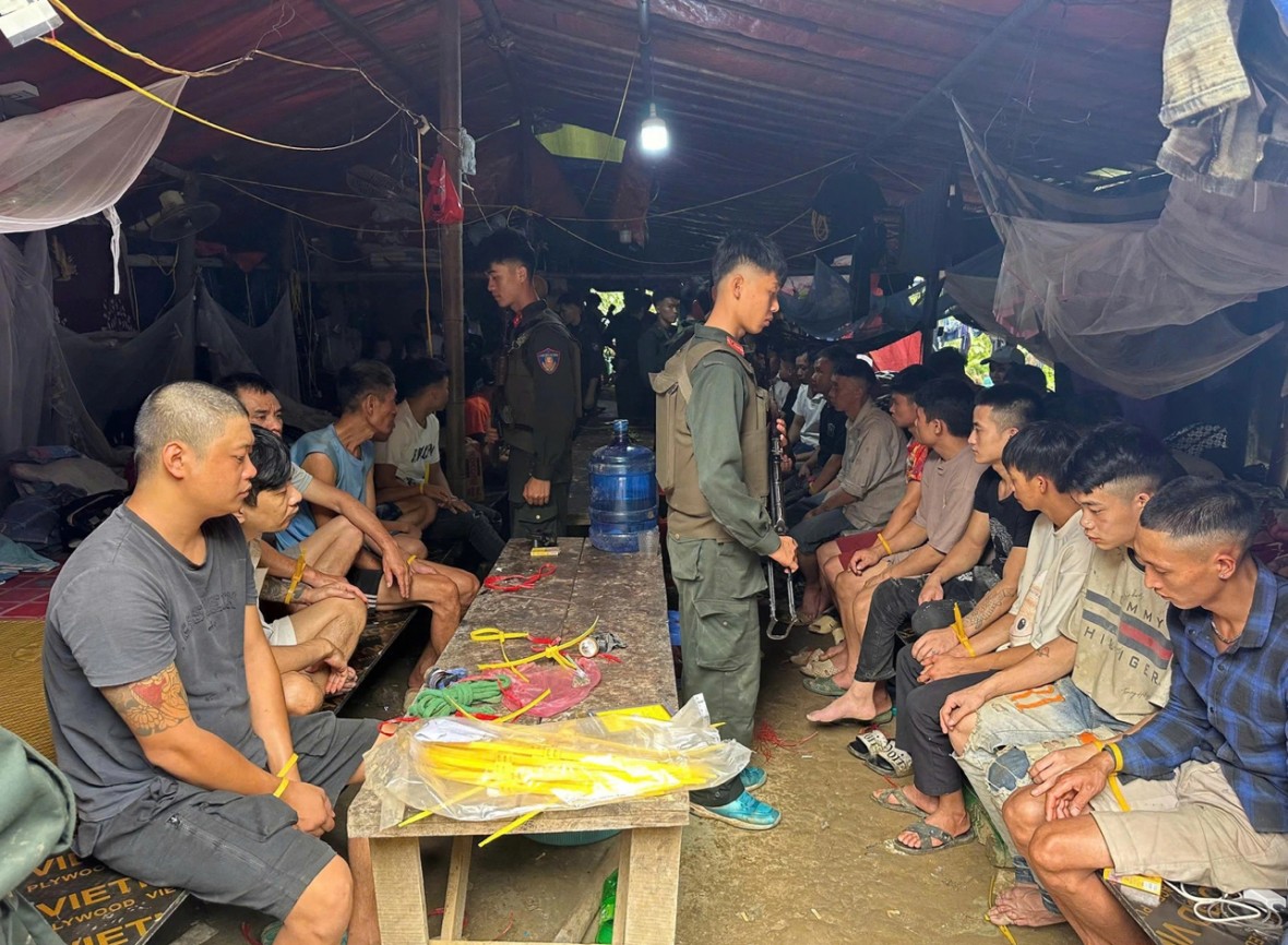 Các đối tượng trong ổ nhóm khai thác vàng trái phép (Ảnh: Công an cung cấp). Các đối tượng trong ổ nhóm khai thác vàng trái phép (Ảnh: Công an cung cấp).