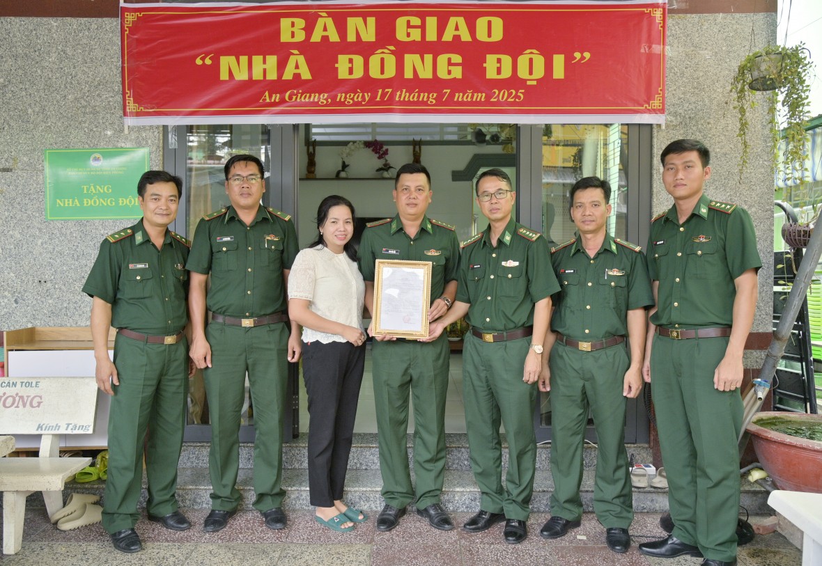Bộ đội Biên phòng tỉnh An Giang trao 7 căn “Nhà đồng đội”