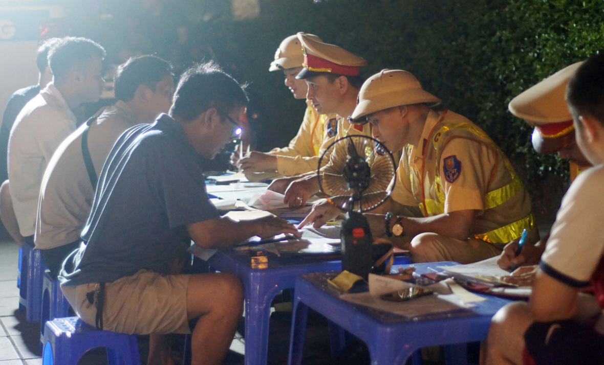 CSGT Hà Nội hóa trang xử lý hàng loạt