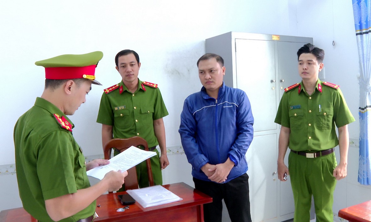 Khởi tố nhân viên ngân hàng lừa đảo chiếm đoạt 1 tỷ đồng ở Cà Mau Khởi tố nhân viên ngân hàng lừa đảo chiếm đoạt 1 tỷ đồng ở Cà Mau