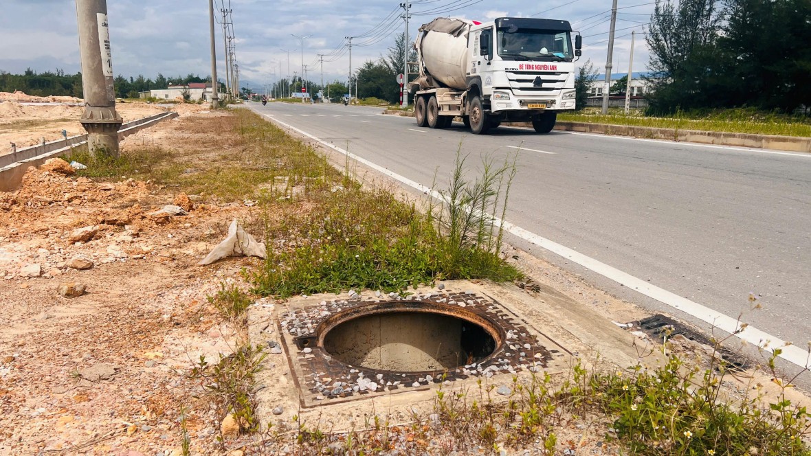 Tuyến đường 210 tỷ đồng ở Quảng Trị bị trộm lấy mất 189 nắp hố ga Tuyến đường 210 tỷ đồng ở Quảng Trị bị trộm lấy mất 189 nắp hố ga