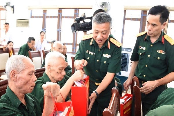 Thượng tướng Lê Quang Minh thăm, tặng quà các thương bệnh binh tại Nho Quan (Ninh Bình)