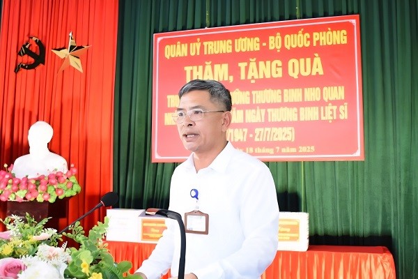 Thượng tướng Lê Quang Minh thăm, tặng quà các thương bệnh binh tại Nho Quan (Ninh Bình)