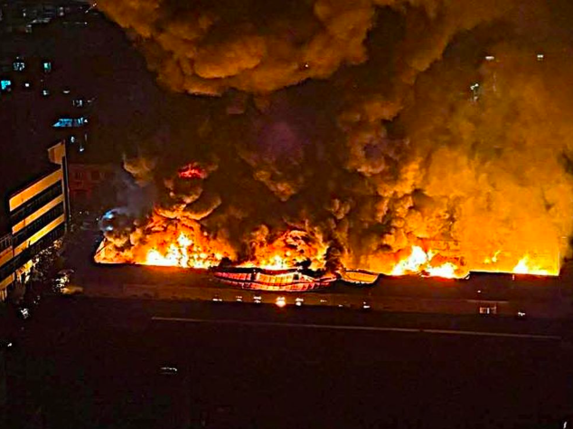 Kho nhà xưởng bốc cháy ngùn ngụt sau tiếng nổ lớn