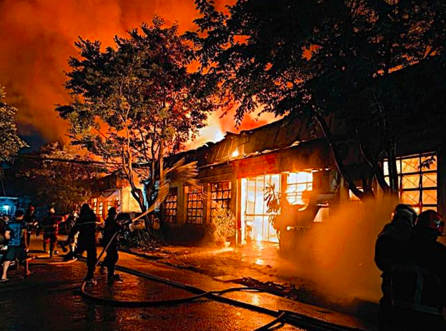 Kho nhà xưởng bốc cháy ngùn ngụt sau tiếng nổ lớn