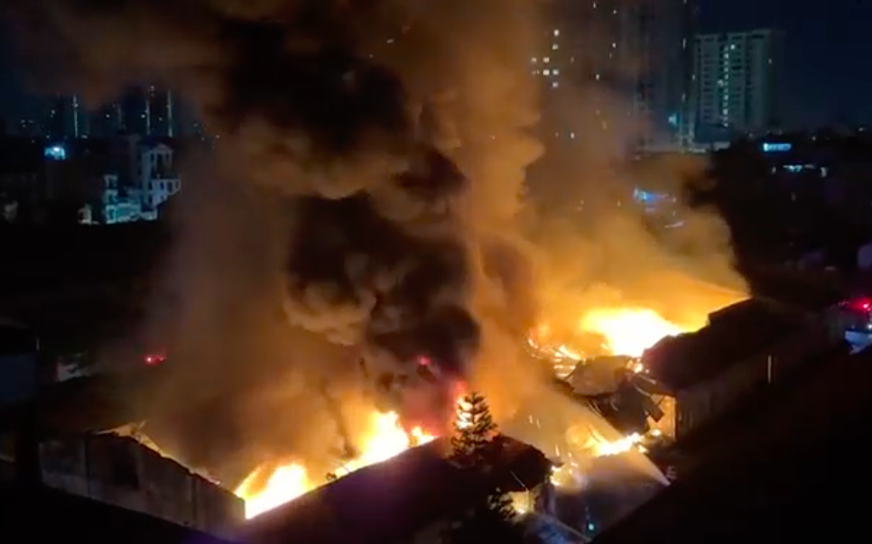 Kho nhà xưởng bốc cháy ngùn ngụt sau tiếng nổ lớn