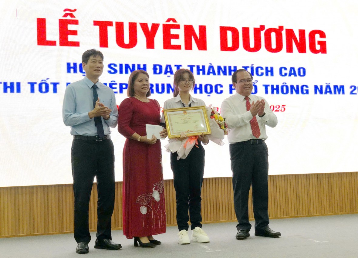 Tỉnh Cà Mau tuyên dương học sinh xuất sắc trong kỳ thi tốt nghiệp THPT 2025