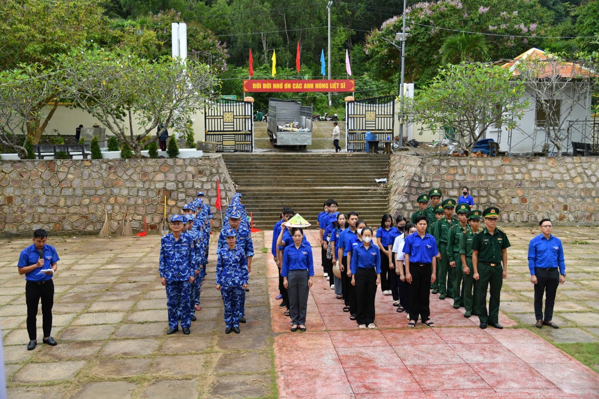 Tháng 7 về nguồn – Thắm đượm nghĩa tình của người lính biển Tây Nam