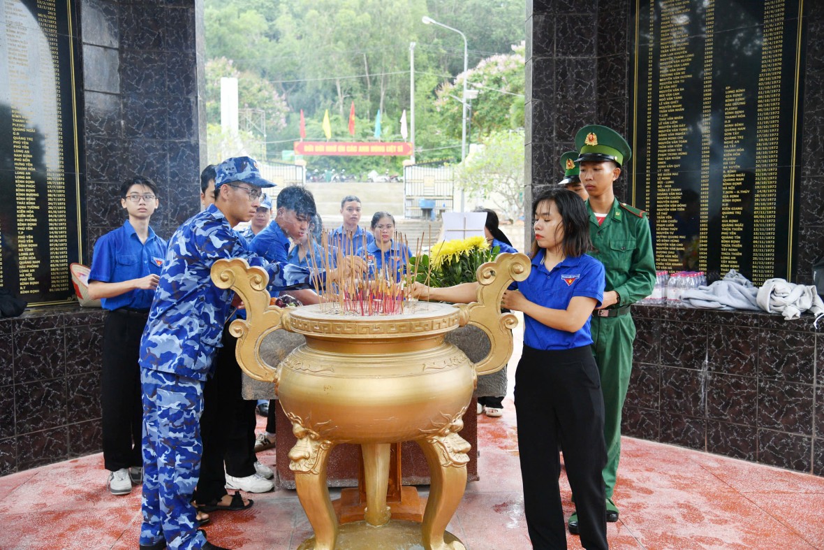 Tháng 7 về nguồn – Thắm đượm nghĩa tình của người lính biển Tây Nam