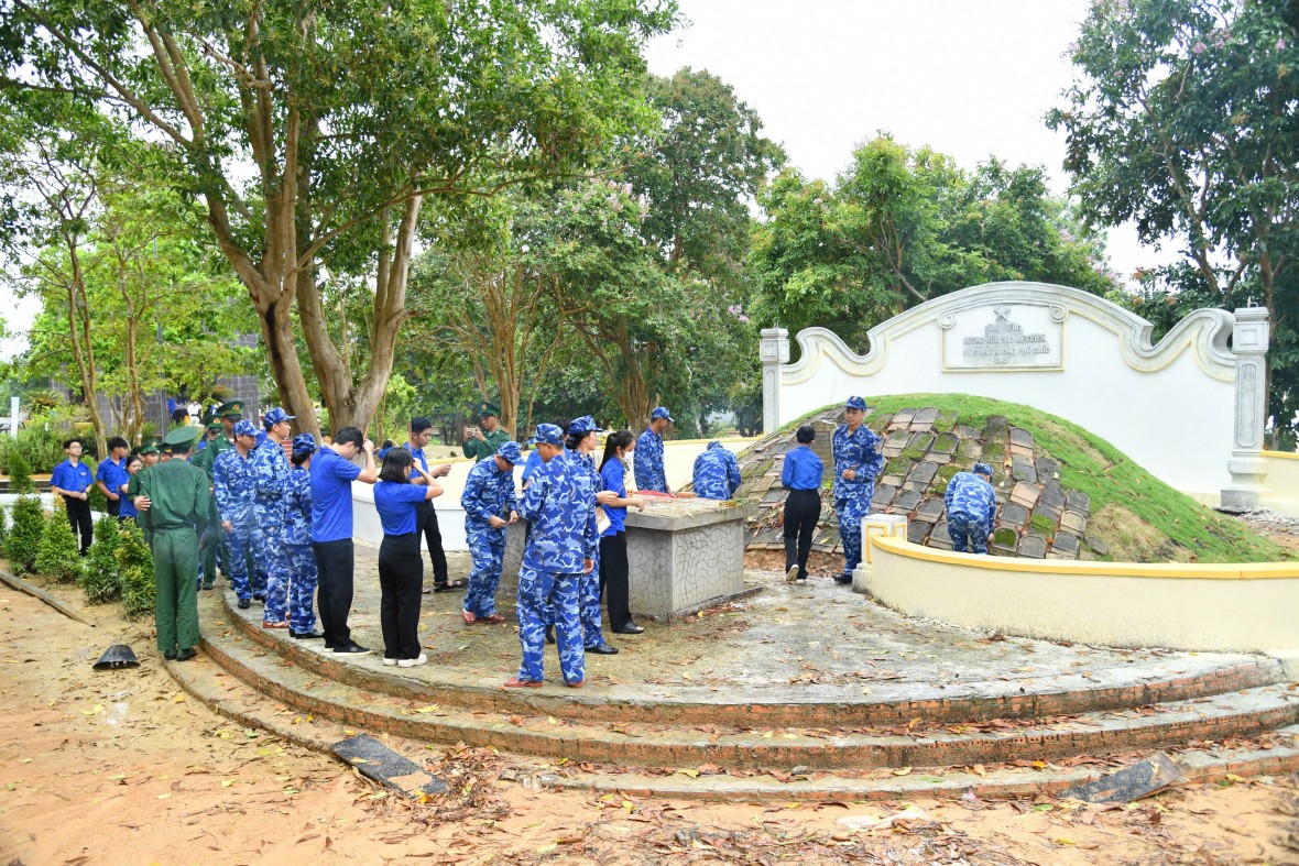 Tháng 7 về nguồn – Thắm đượm nghĩa tình của người lính biển Tây Nam Tháng 7 về nguồn – Thắm đượm nghĩa tình của người lính biển Tây Nam