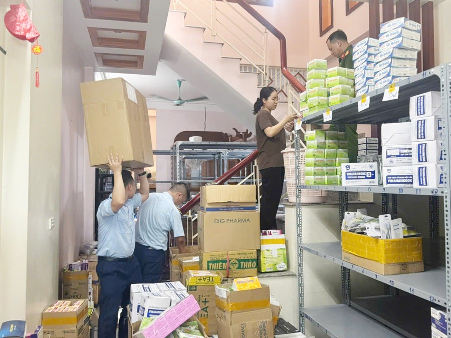 Cơ quan chức năng kiểm tra số thuốc giả. Cơ quan chức năng kiểm tra số thuốc giả.