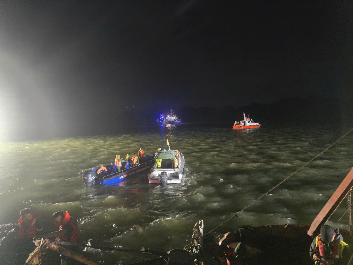 Huy động gần 300 người, xuyên đêm tìm kiếm nạn nhân vụ lật tàu tại vịnh Hạ Long