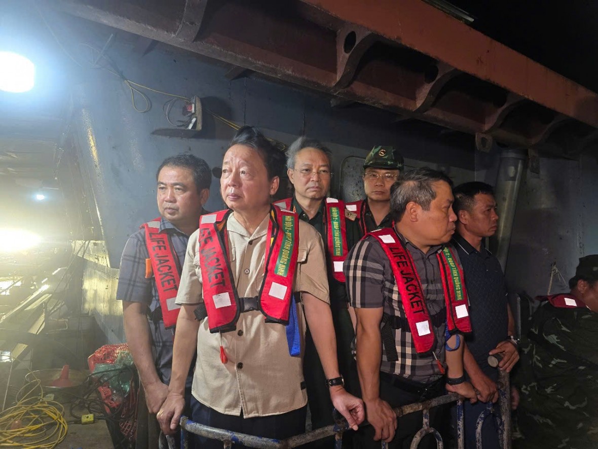 Huy động gần 300 người, xuyên đêm tìm kiếm nạn nhân vụ lật tàu tại vịnh Hạ Long